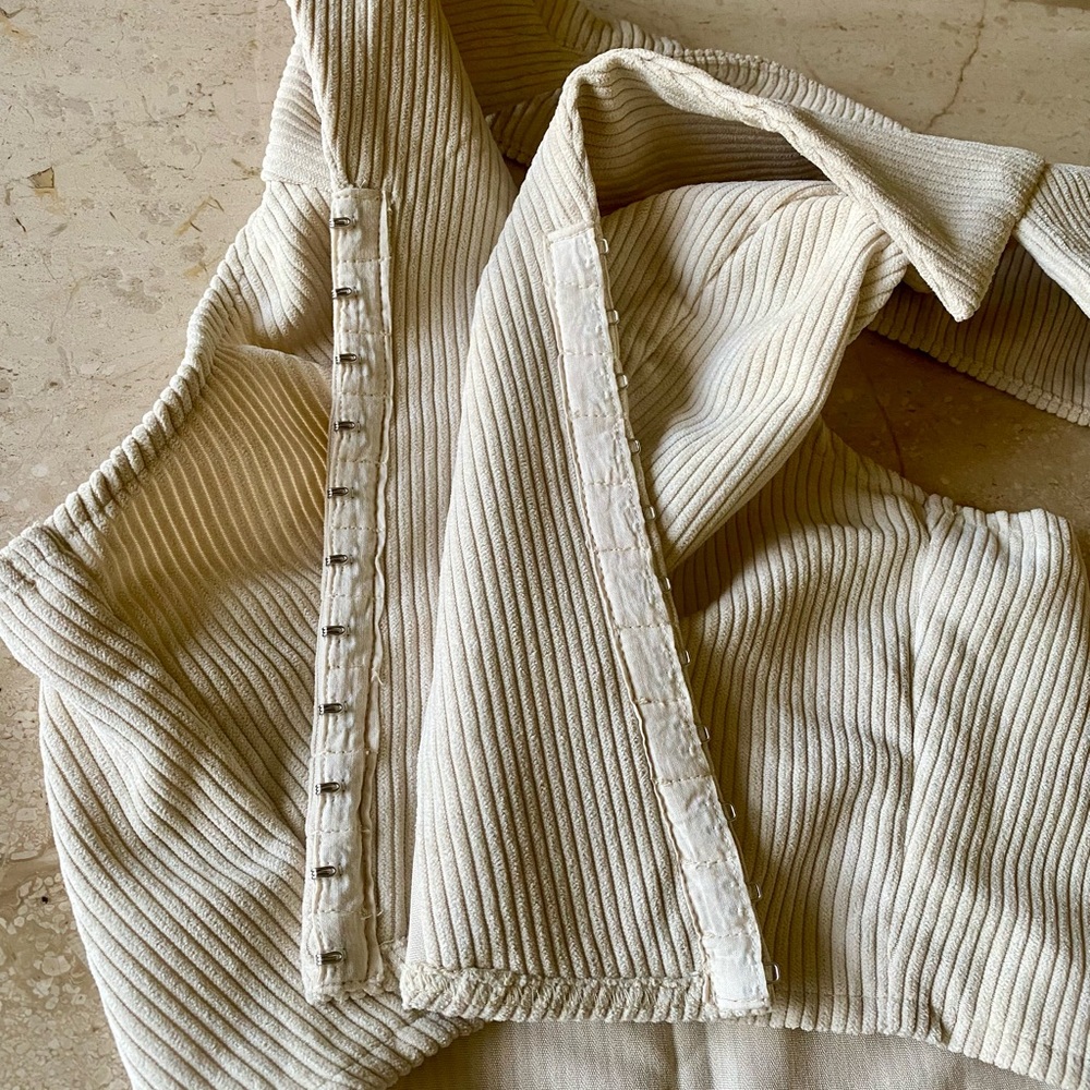 New open back Ribbed Cream Collared cropTop - Picture 10 of 10